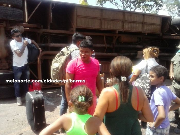Ônibus da empresa Princesa do Sul tomba em Barras - Imagem 9