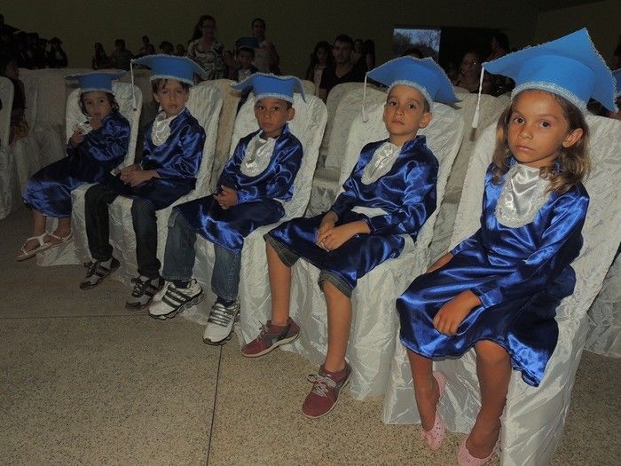 Estudantes participam de solenidade de entrega de certificados e medalhas - Imagem 1