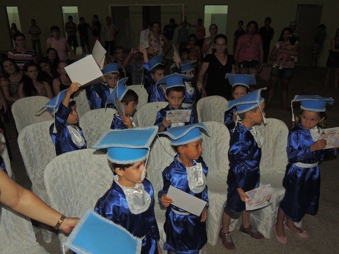 Estudantes participam de solenidade de entrega de certificados e medalhas - Imagem 51