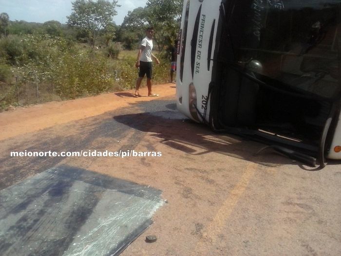 Ônibus da empresa Princesa do Sul tomba em Barras - Imagem 8