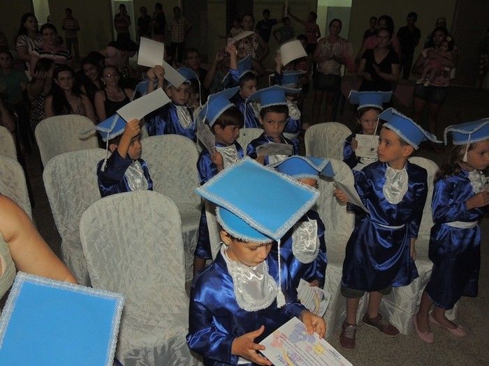 Estudantes participam de solenidade de entrega de certificados e medalhas - Imagem 52
