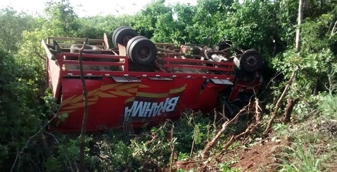 Grave acidente faz vítima fatal após caminhão colidir com moto na BR-135 - Imagem 1