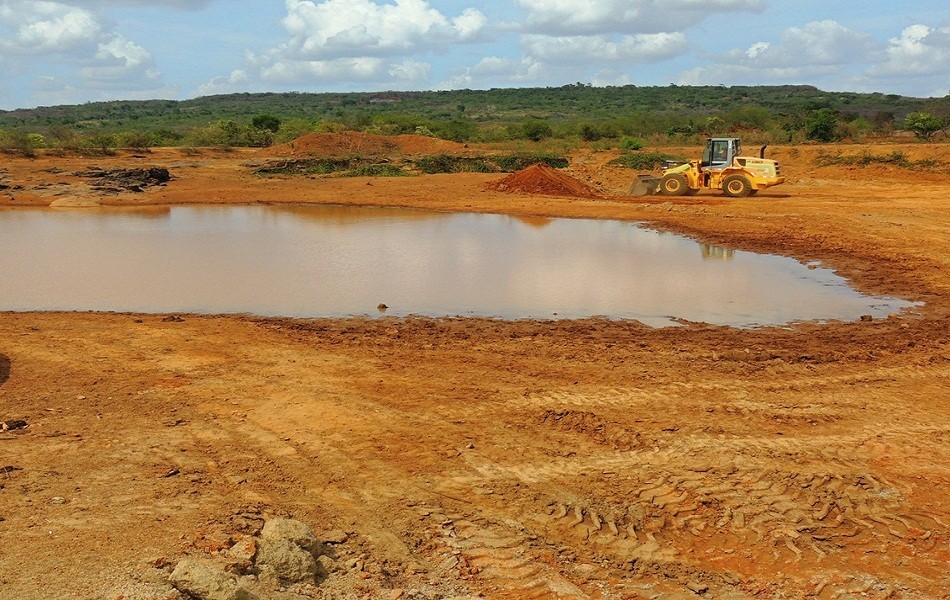 Prefeitura amplia e aprofunda bacia da barragem da comunidade São João
