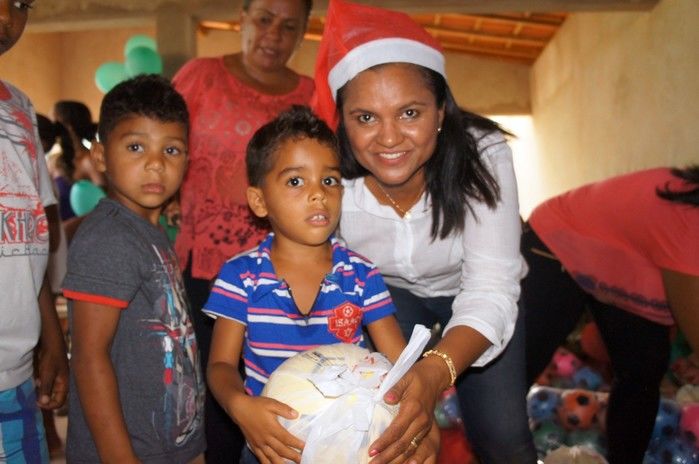 Primeira Dama de Monte Alegre do Piauí faz entrega de presentes na comunidade Paus.  - Imagem 9