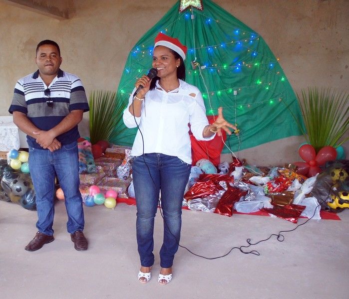 Primeira Dama de Monte Alegre do Piauí faz entrega de presentes na comunidade Paus.  - Imagem 8