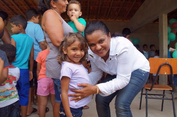Primeira Dama de Monte Alegre do Piauí faz entrega de presentes na comunidade Paus.  - Imagem 13
