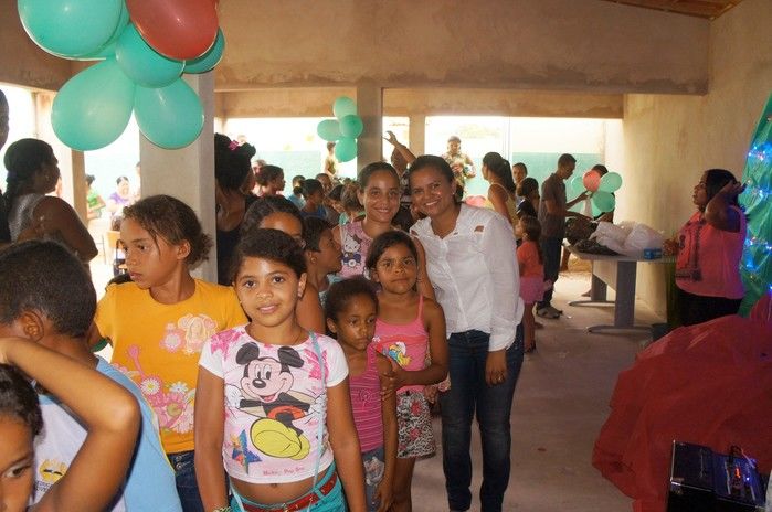 Primeira Dama de Monte Alegre do Piauí faz entrega de presentes na comunidade Paus.  - Imagem 10