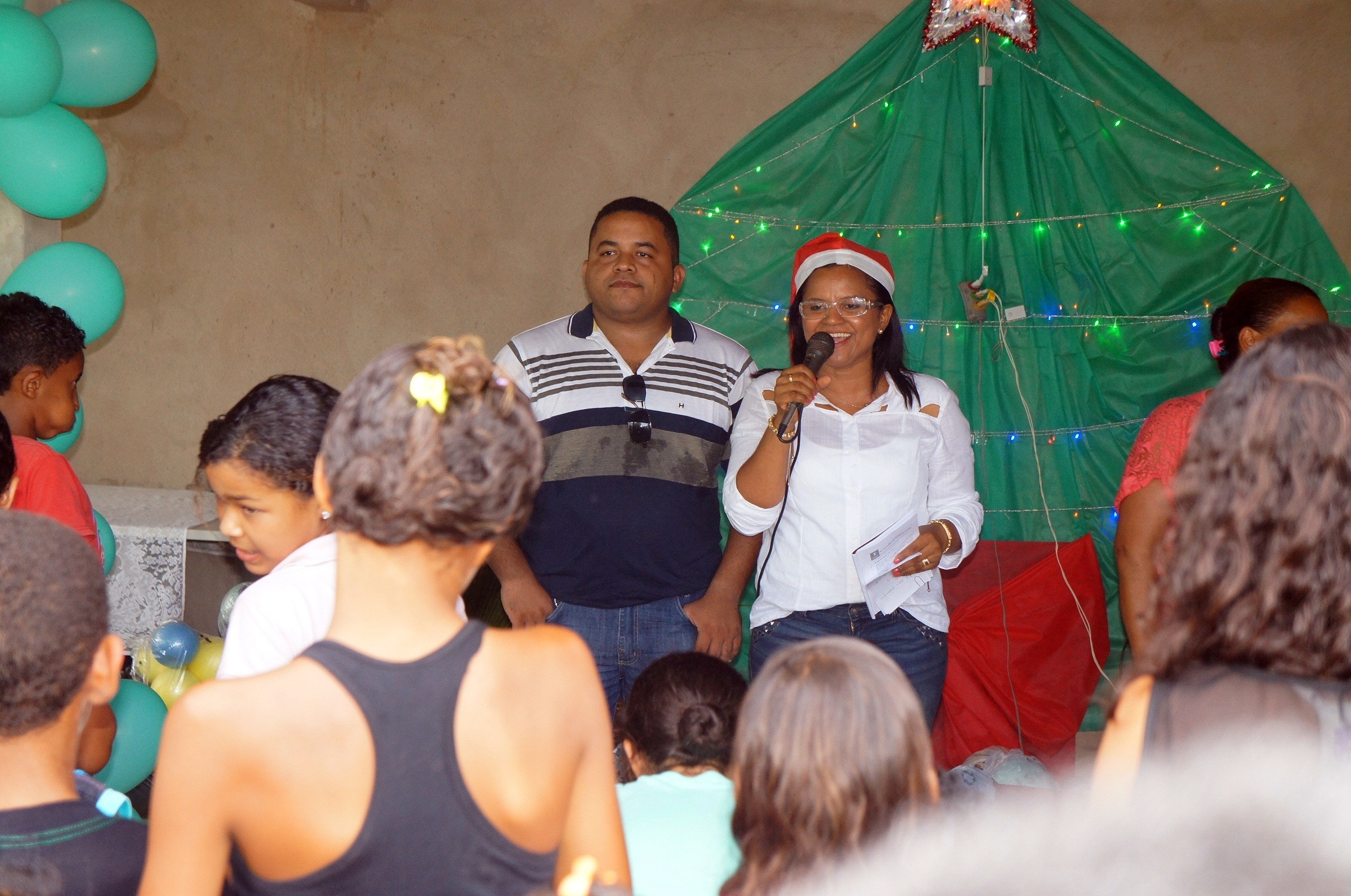Primeira Dama de Monte Alegre do Piauí faz entrega de presentes na comunidade Paus. 
