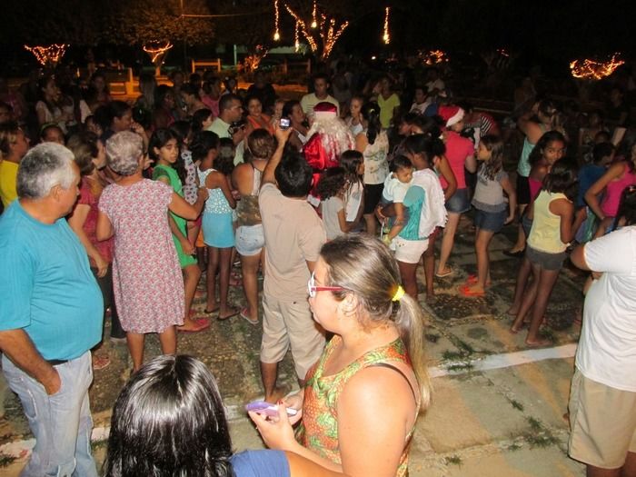 Papai Noel Faz entrega de Presentes na Praça Central de Agricolândia - Imagem 8