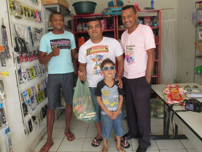 Loja Jp Variedades Faz entrega de Cesta de Alimentos da Campanha Natal sem Fome - Imagem 3