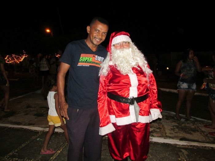 Papai Noel Faz entrega de Presentes na Praça Central de Agricolândia - Imagem 11