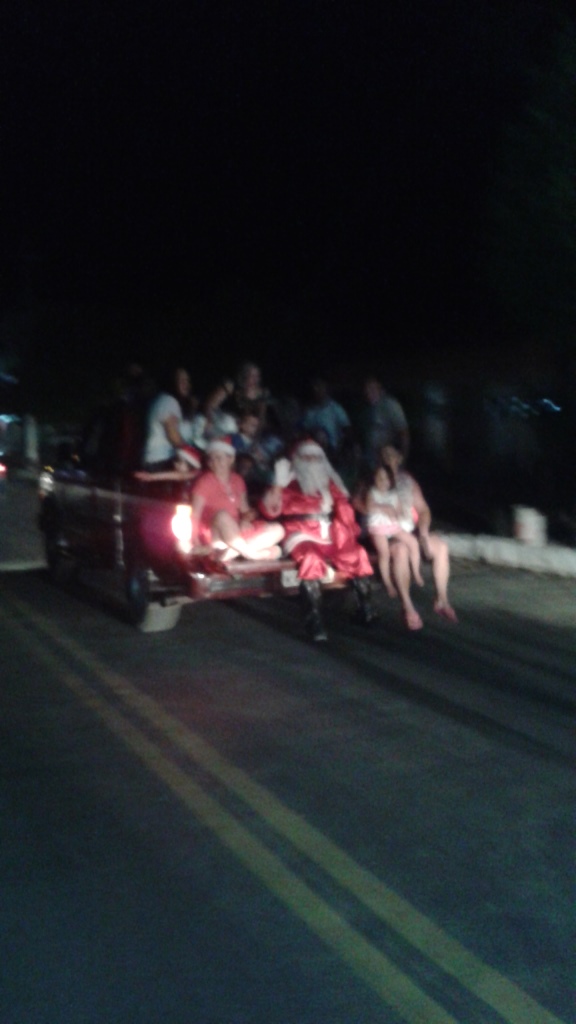 Papai Noel Faz entrega de Presentes na Praça Central de Agricolândia - Imagem 1