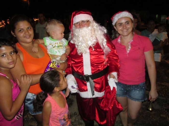 Papai Noel Faz entrega de Presentes na Praça Central de Agricolândia - Imagem 5