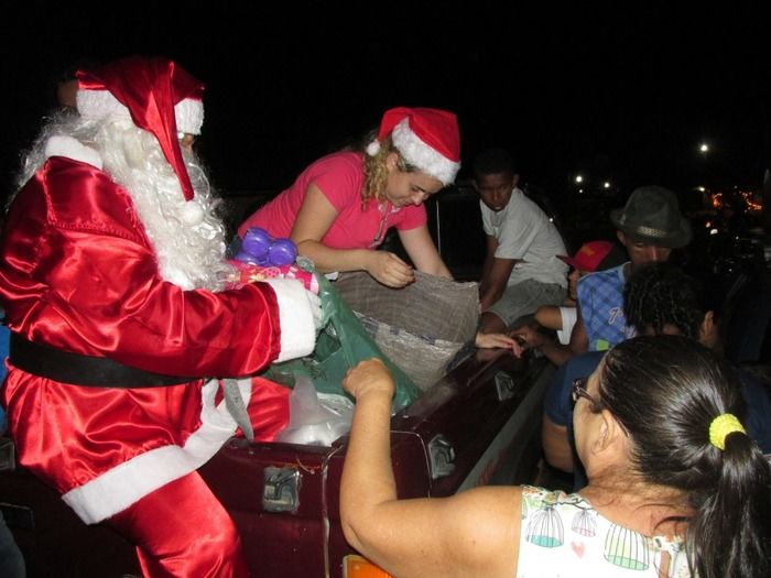 Papai Noel Faz entrega de Presentes na Praça Central de Agricolândia - Imagem 17