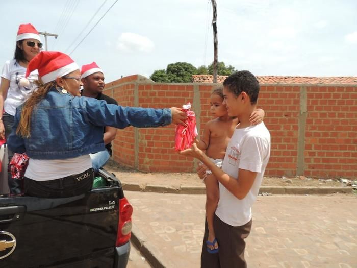 Prefeito Jonas Moura visita comunidades com o Papai Noel e distribui presentes - Imagem 7