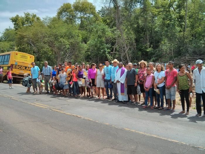 Igreja Católica realiza Missa às margens da BR 135 em solidariedade às vítimas e em apelo às autoridades  - Imagem 9