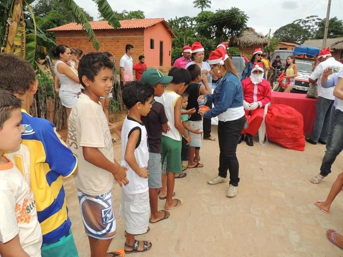 Prefeito Jonas Moura visita comunidades com o Papai Noel e distribui presentes - Imagem 9
