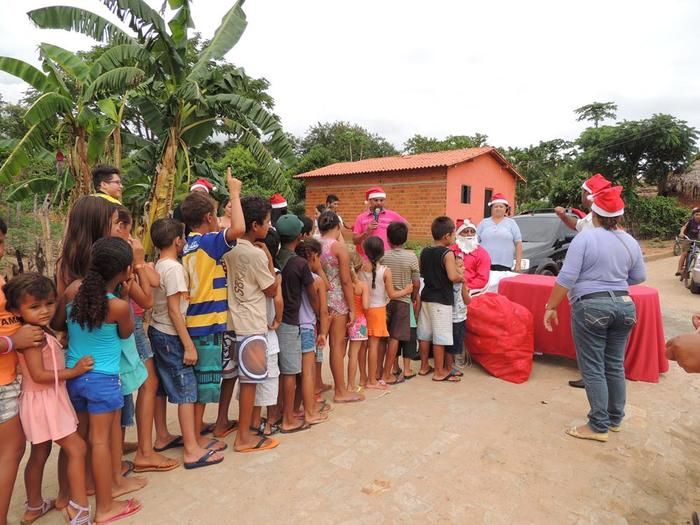 Prefeito Jonas Moura visita comunidades com o Papai Noel e distribui presentes - Imagem 8