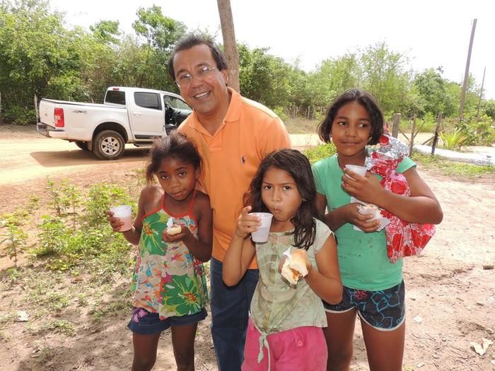 Prefeito Jonas Moura visita comunidades com o Papai Noel e distribui presentes - Imagem 2