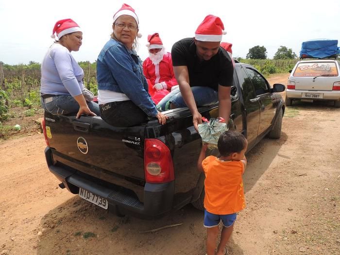 Prefeito Jonas Moura visita comunidades com o Papai Noel e distribui presentes - Imagem 4