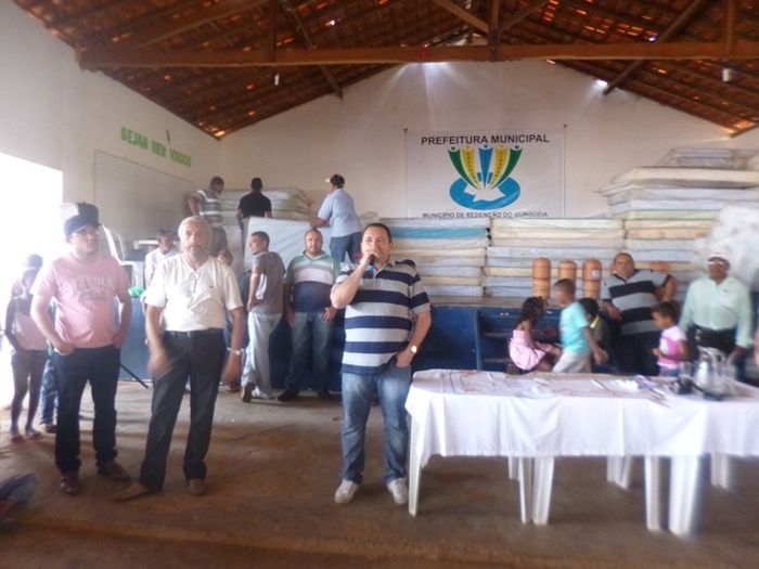 Prefeitura faz distribuição de filtros, colchões, lençóis, fronhas e muitos brinquedos além de entrega de casas populares  - Imagem 7