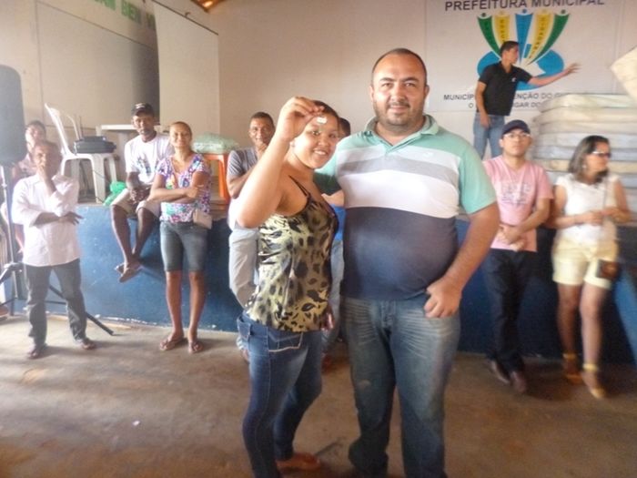 Prefeitura faz distribuição de filtros, colchões, lençóis, fronhas e muitos brinquedos além de entrega de casas populares  - Imagem 6