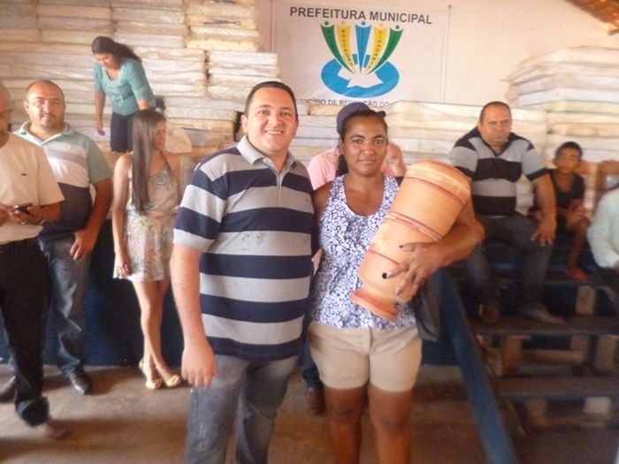 Prefeitura faz distribuição de filtros, colchões, lençóis, fronhas e muitos brinquedos além de entrega de casas populares  - Imagem 8