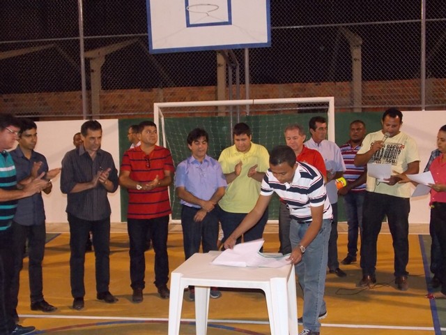 Prefeito Dr. Francisco faz Inauguração de reforma e ampliação da quadra João Batista Barbosa Soares no povoado Serrinha - Imagem 4