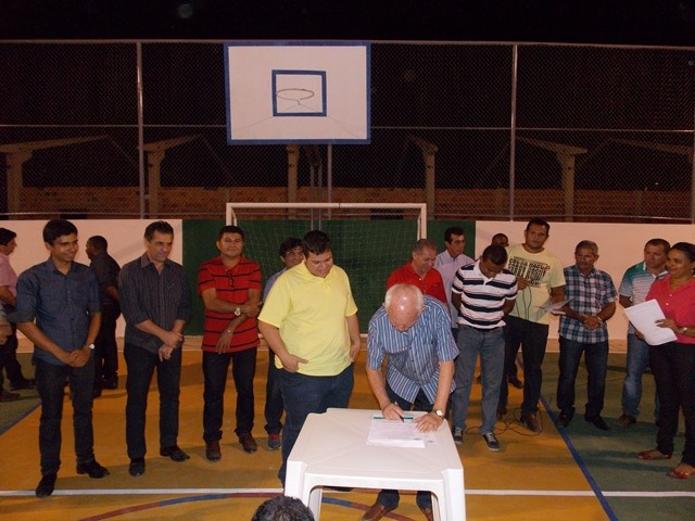 Prefeito Dr. Francisco faz Inauguração de reforma e ampliação da quadra João Batista Barbosa Soares no povoado Serrinha - Imagem 5