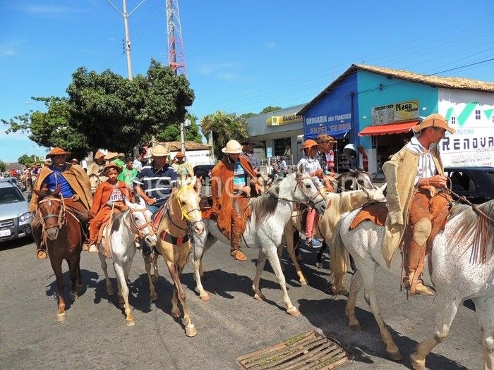 Vaqueiros invadem ruas e avenidas de Pedro II  - Imagem 16