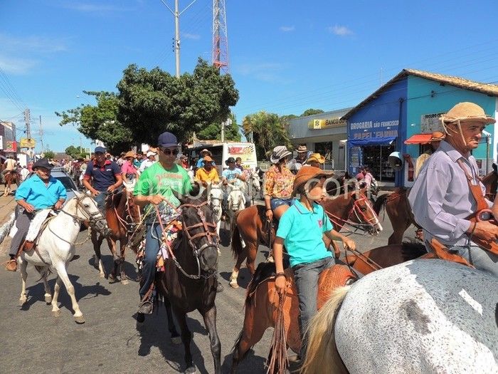 Vaqueiros invadem ruas e avenidas de Pedro II  - Imagem 13