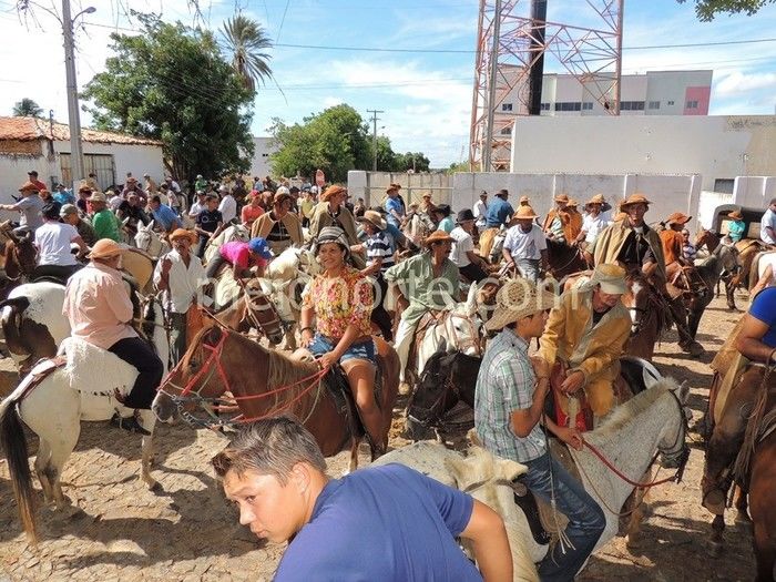 Vaqueiros invadem ruas e avenidas de Pedro II  - Imagem 6