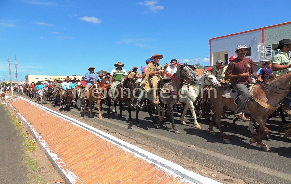 Vaqueiros invadem ruas e avenidas de Pedro II 