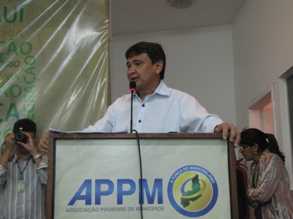 Prefeita Salete Rêgo recebe Pá carregadeira para o município de Miguel Alves - Imagem 9