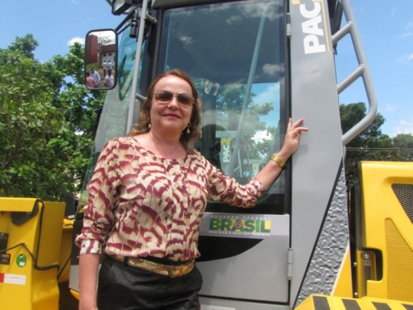Prefeita Salete Rêgo recebe Pá carregadeira para o município de Miguel Alves - Imagem 3
