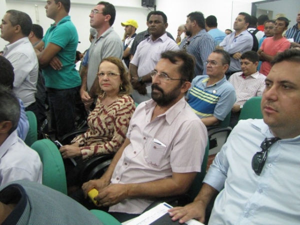 Prefeita Salete Rêgo recebe Pá carregadeira para o município de Miguel Alves - Imagem 12