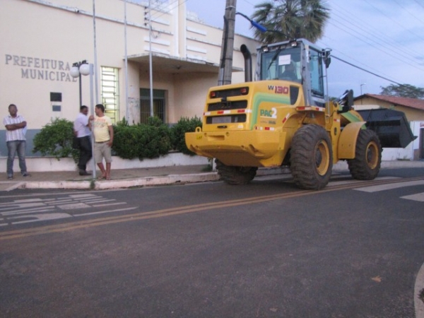 Prefeita Salete Rêgo recebe Pá carregadeira para o município de Miguel Alves - Imagem 1