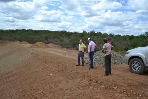 Prefeito visita localidades beneficiadas com construção e perfuração de poços artesianos - Imagem 1