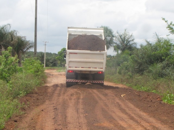 Pá carregadeira ajuda na abertura e recuperação de estrada no município de Miguel Alves - Imagem 6