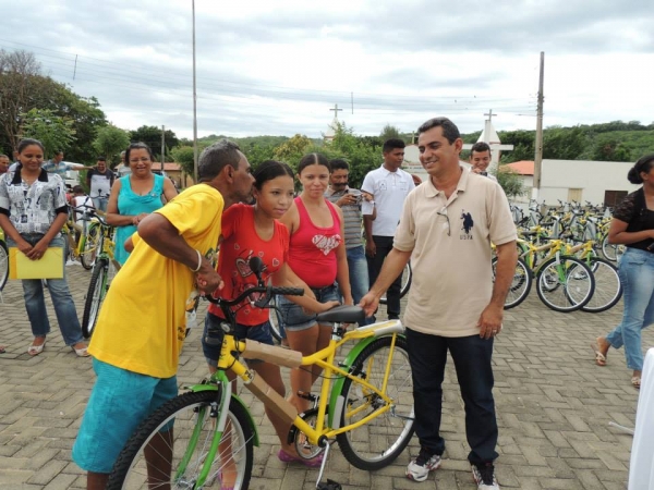 Entrega das bicicletas do programa pedala Piauí aos alunos da rede municipal de Curralinhos -PI - Imagem 35