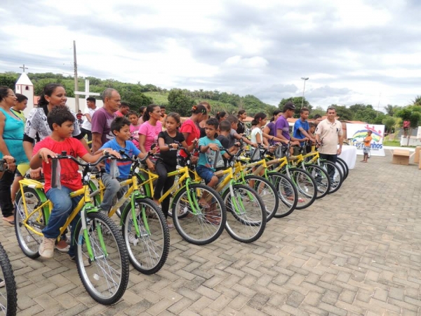 Entrega das bicicletas do programa pedala Piauí aos alunos da rede municipal de Curralinhos -PI - Imagem 9