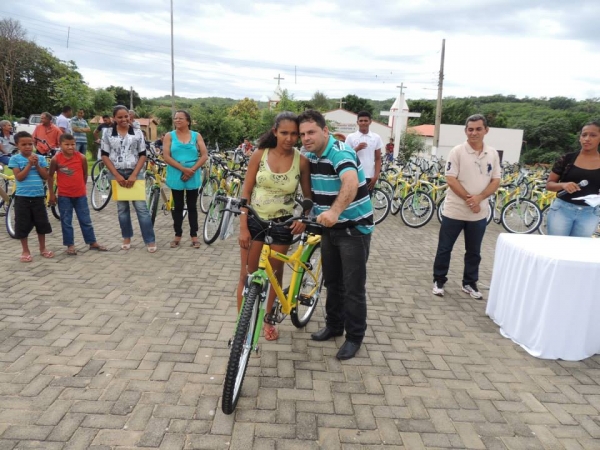 Entrega das bicicletas do programa pedala Piauí aos alunos da rede municipal de Curralinhos -PI - Imagem 11