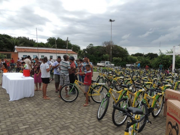 Entrega das bicicletas do programa pedala Piauí aos alunos da rede municipal de Curralinhos -PI - Imagem 22