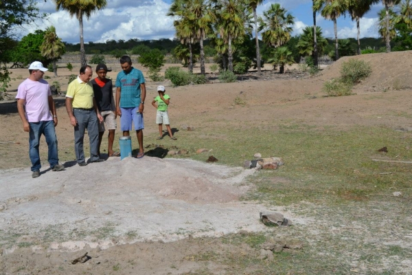 Prefeito visita localidades beneficiadas com construção e perfuração de poços artesianos - Imagem 4