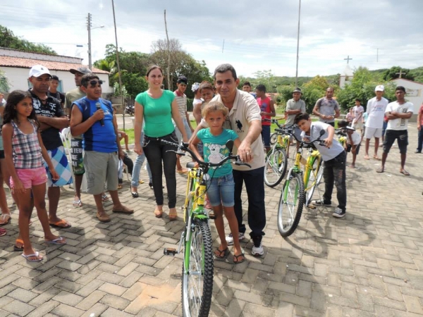 Entrega das bicicletas do programa pedala Piauí aos alunos da rede municipal de Curralinhos -PI - Imagem 47