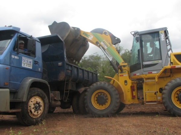 Pá carregadeira ajuda na abertura e recuperação de estrada no município de Miguel Alves - Imagem 4