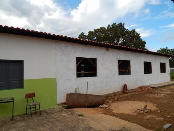 Prefeito Agamenon Franco assina ordem de serviço de construção de quadra de esporte em escola do Bairro Serrinha - Imagem 1