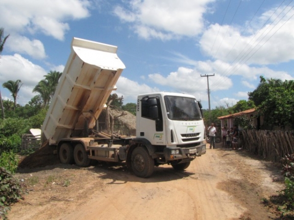 Pá carregadeira ajuda na abertura e recuperação de estrada no município de Miguel Alves - Imagem 1