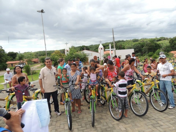 Entrega das bicicletas do programa pedala Piauí aos alunos da rede municipal de Curralinhos -PI - Imagem 1