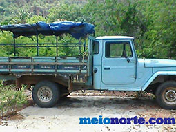 Carro da Secretaria de Educação de Domingos Mourão é usado para evento particular.